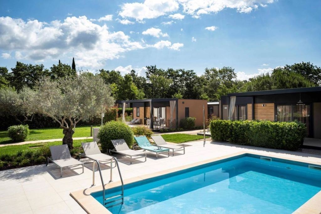 rooms-grand-premium-mobilehome-shared-pool