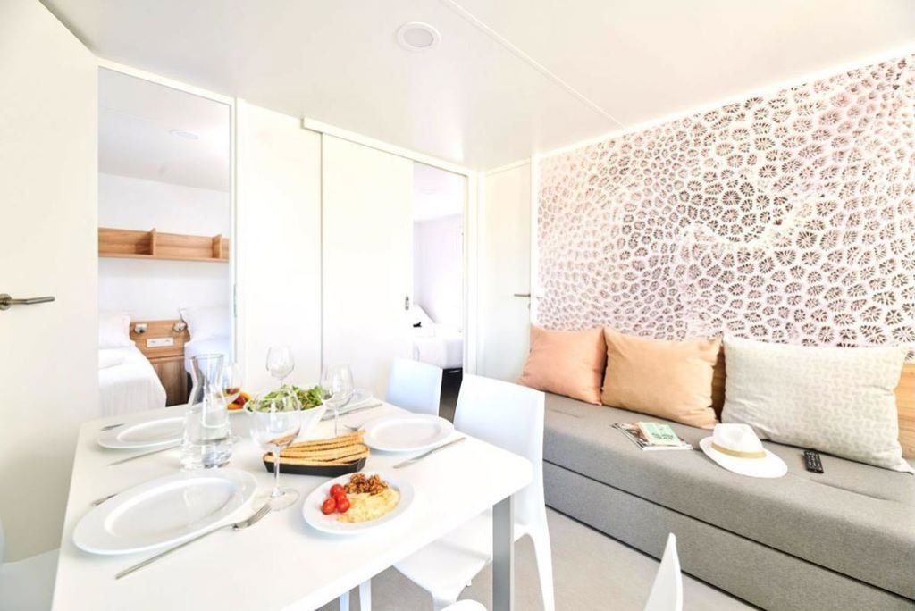 rooms-premium-mobilehome-seapool-side