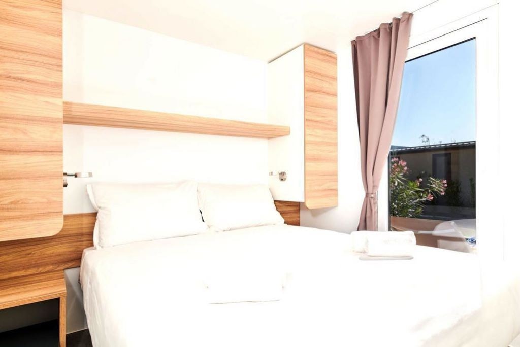 rooms-premium-mobilehome-seapool-side