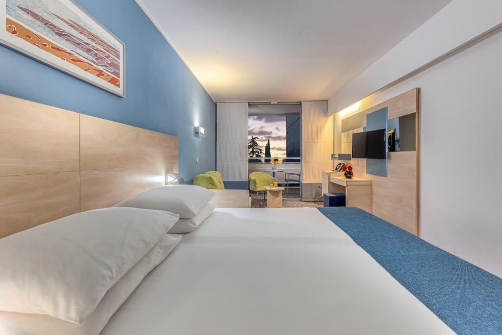 rooms-triple-superior-room-balcony