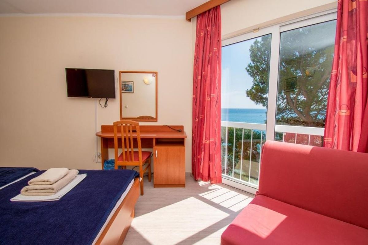 rooms-double-standard-room-seaside-balcony