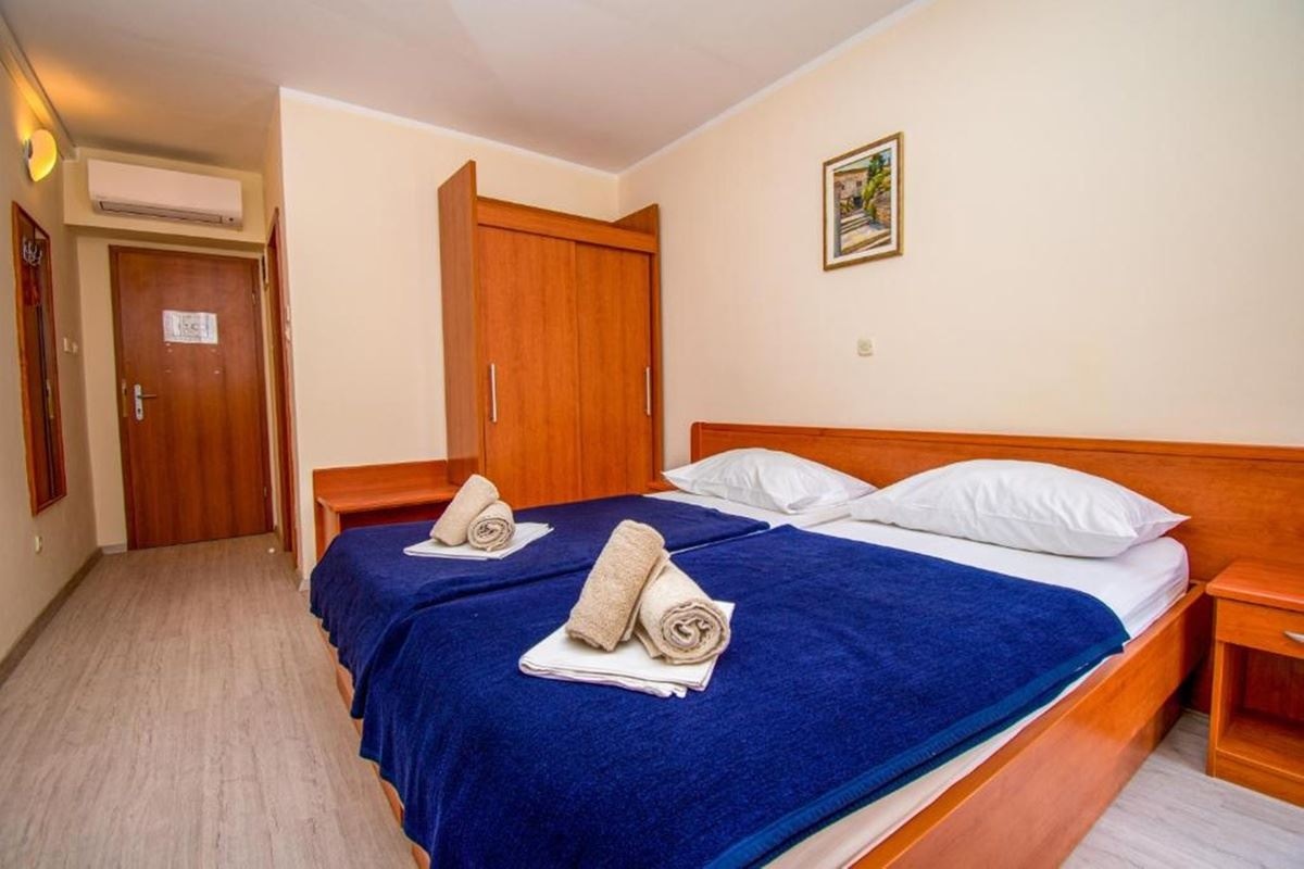 rooms-single-wchild-standard-room-seaside-balcony