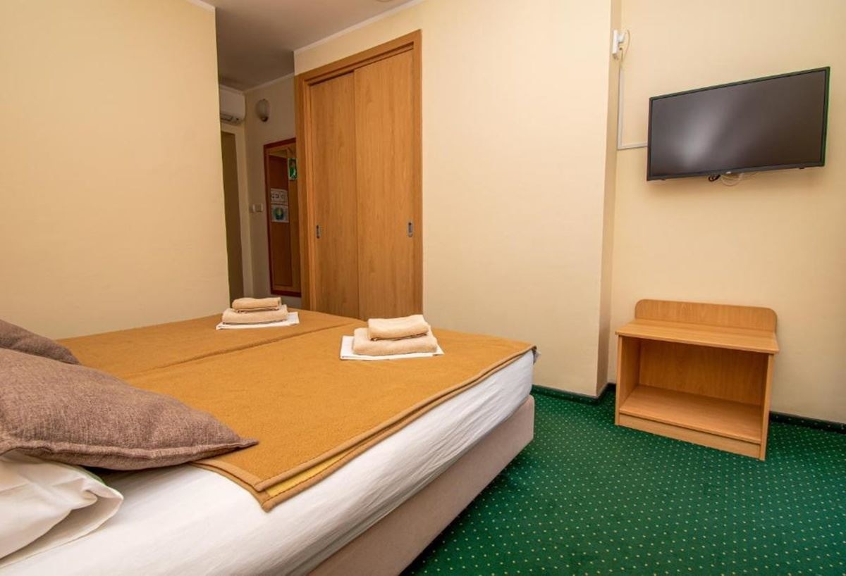 rooms-double-standard-room-seaside-frenchbalcony