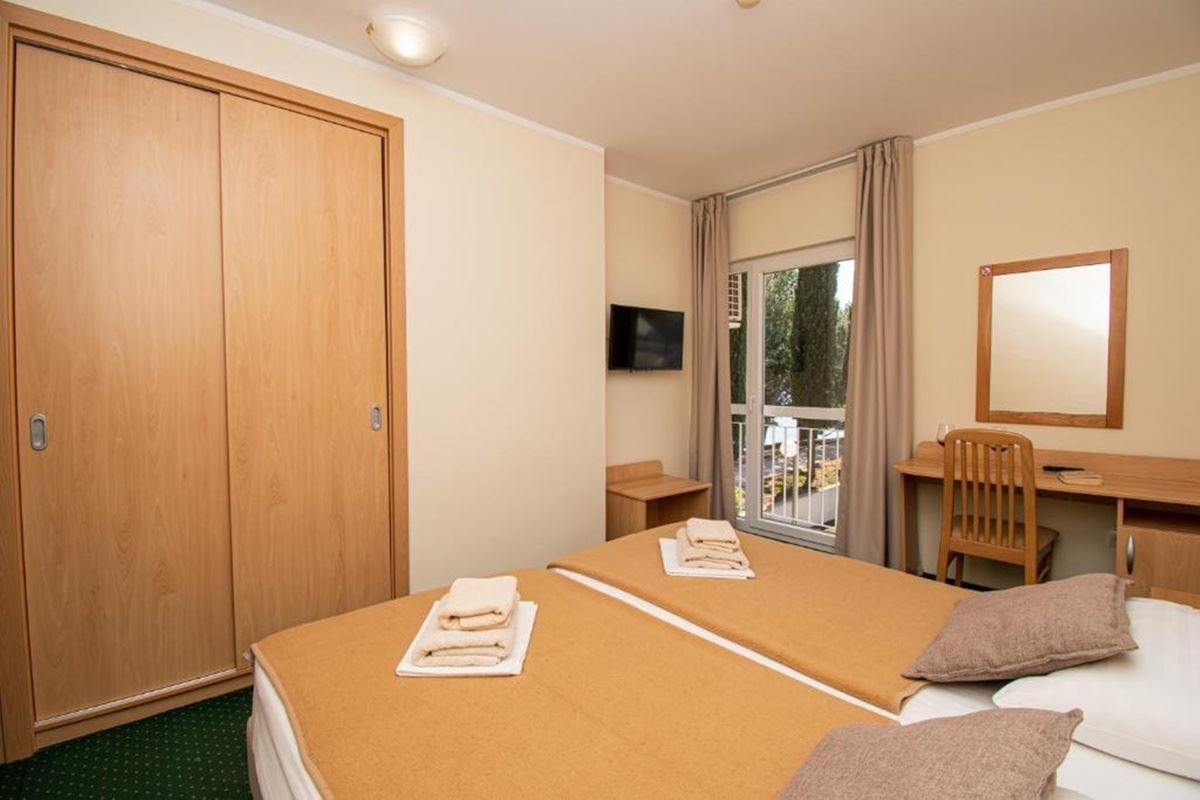 rooms-single-wchild-standard-room-seaside-frenchbalcony