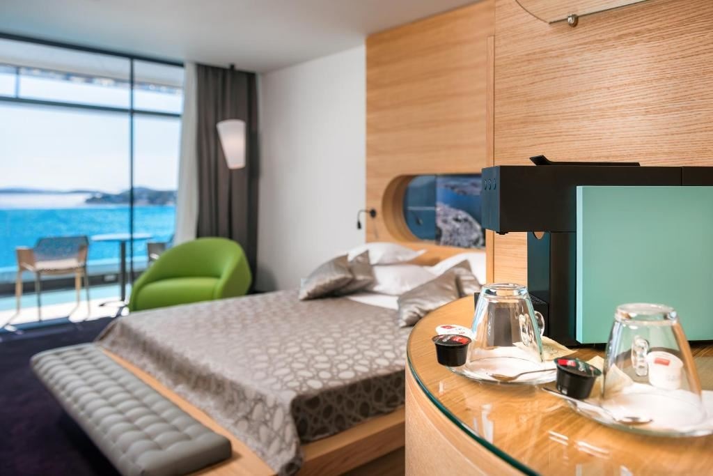 rooms-deluxe-suite-balcony