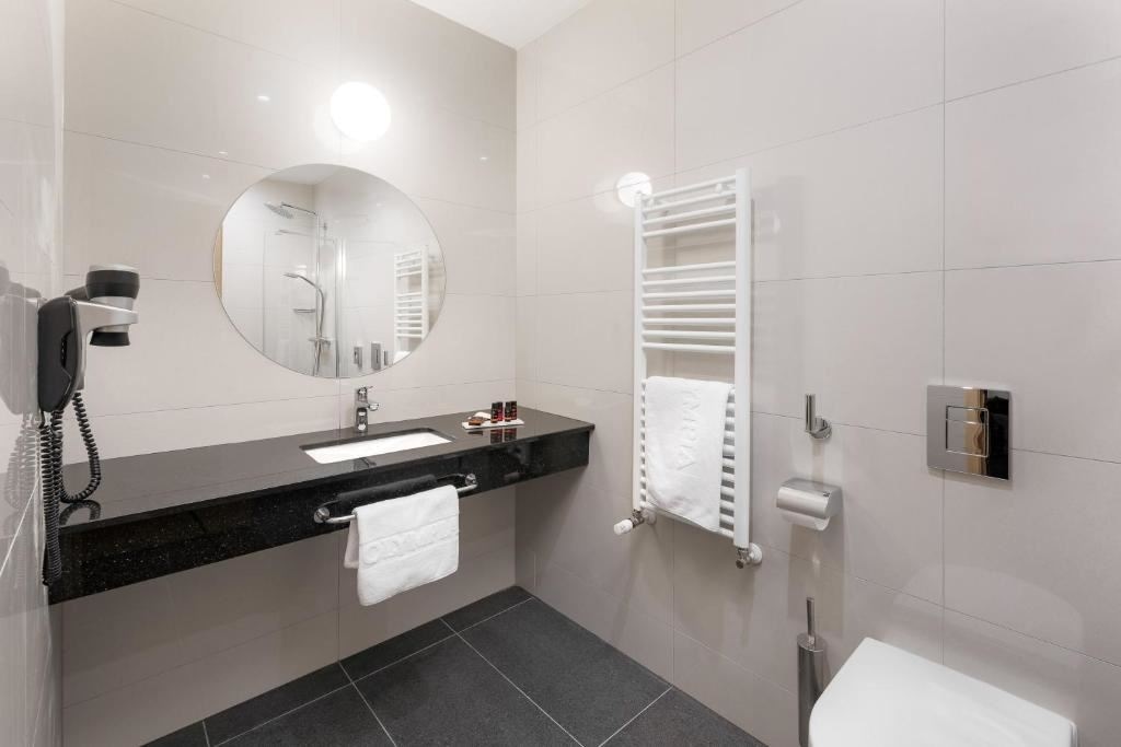 rooms-deluxe-suite-balcony