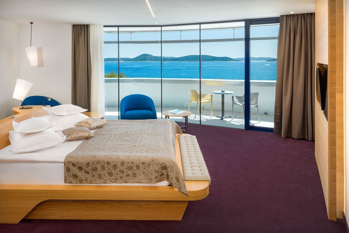 rooms-deluxe-room-seaview-balcony