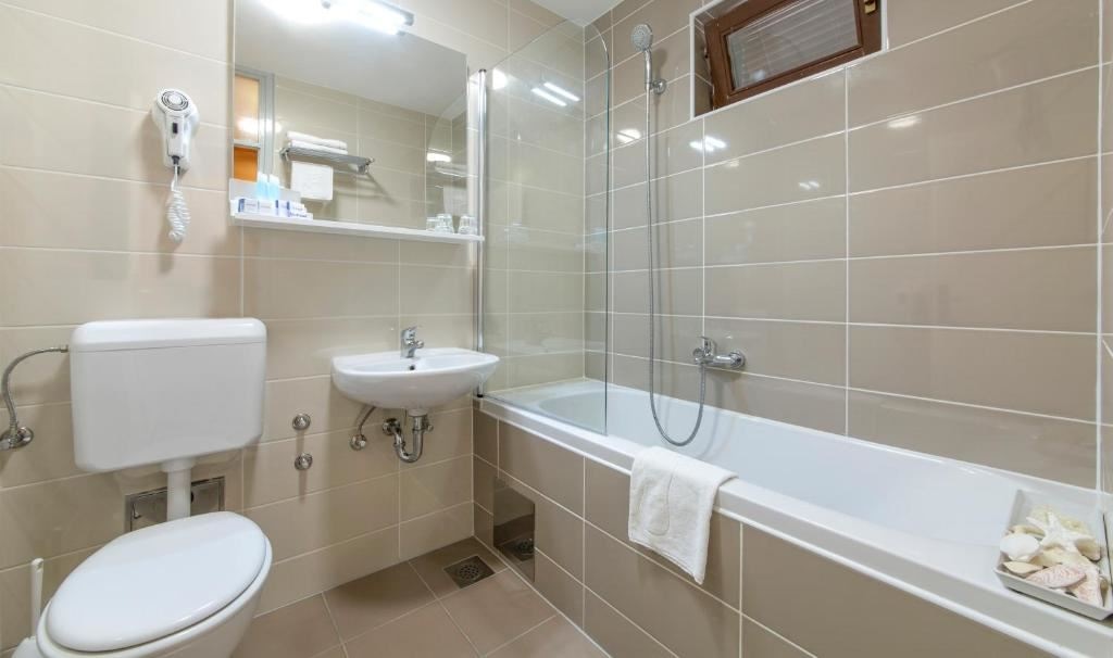 rooms-standard-room-seaside-balcony