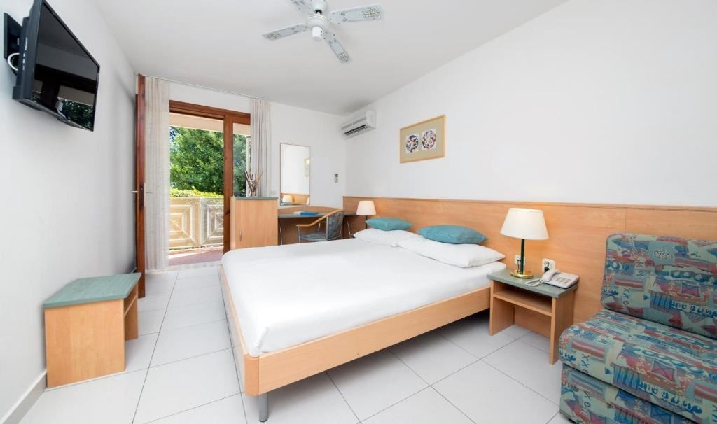 rooms-standard-room-seaside-balcony