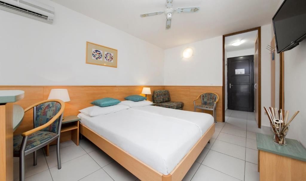 rooms-standard-room-seaside-balcony