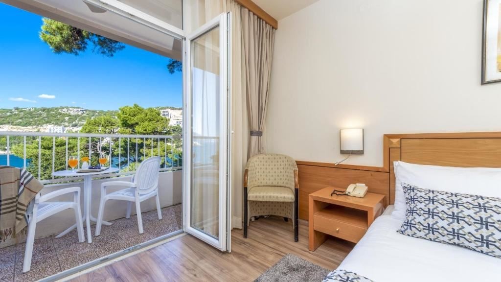 rooms-double-standard-room-seaview-balcony