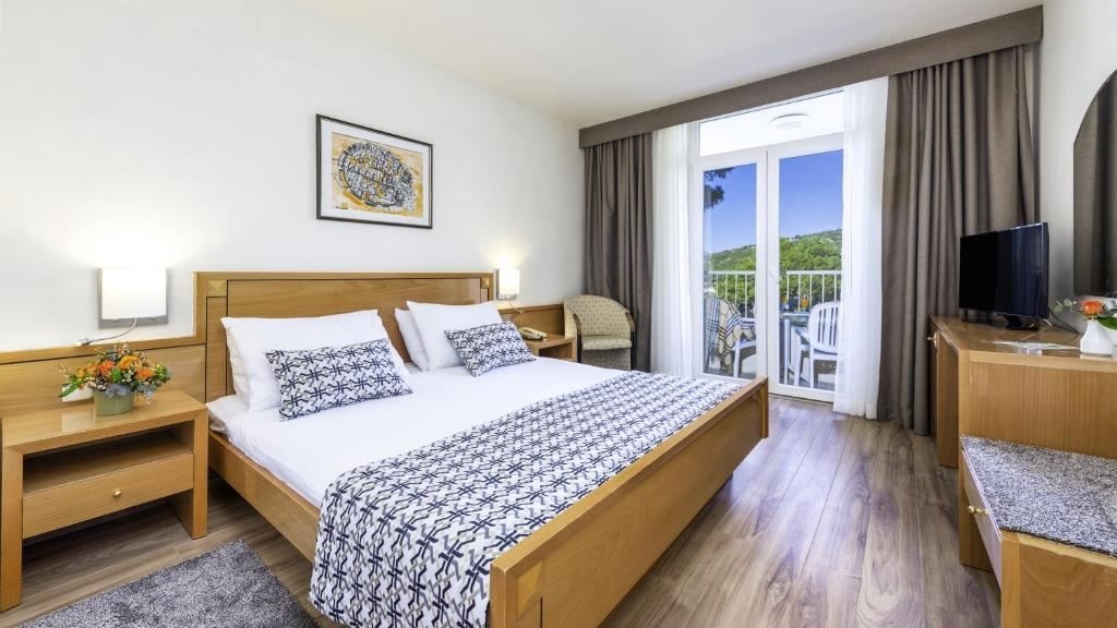 rooms-double-standard-room-seaview-balcony