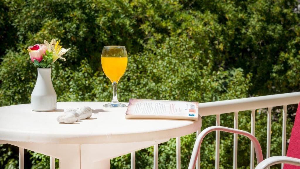 rooms-single-standard-room-park-view-balcony