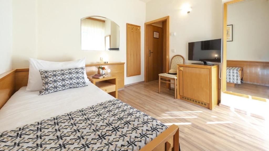 rooms-single-standard-room-park-view-balcony