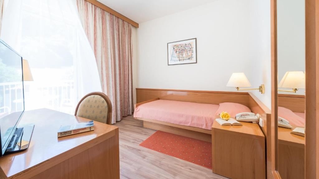 rooms-single-standard-room-park-view-balcony