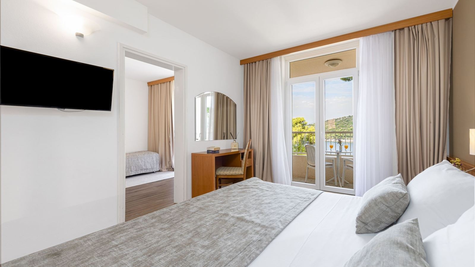 rooms-triple-room-seaside-balcony