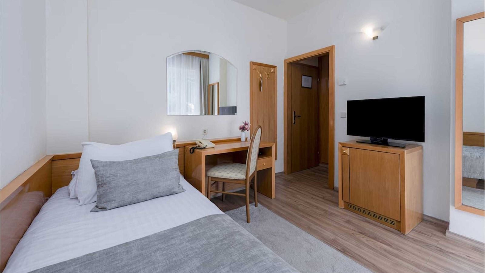 rooms-single-wchild-standard-room-seaview-balcony