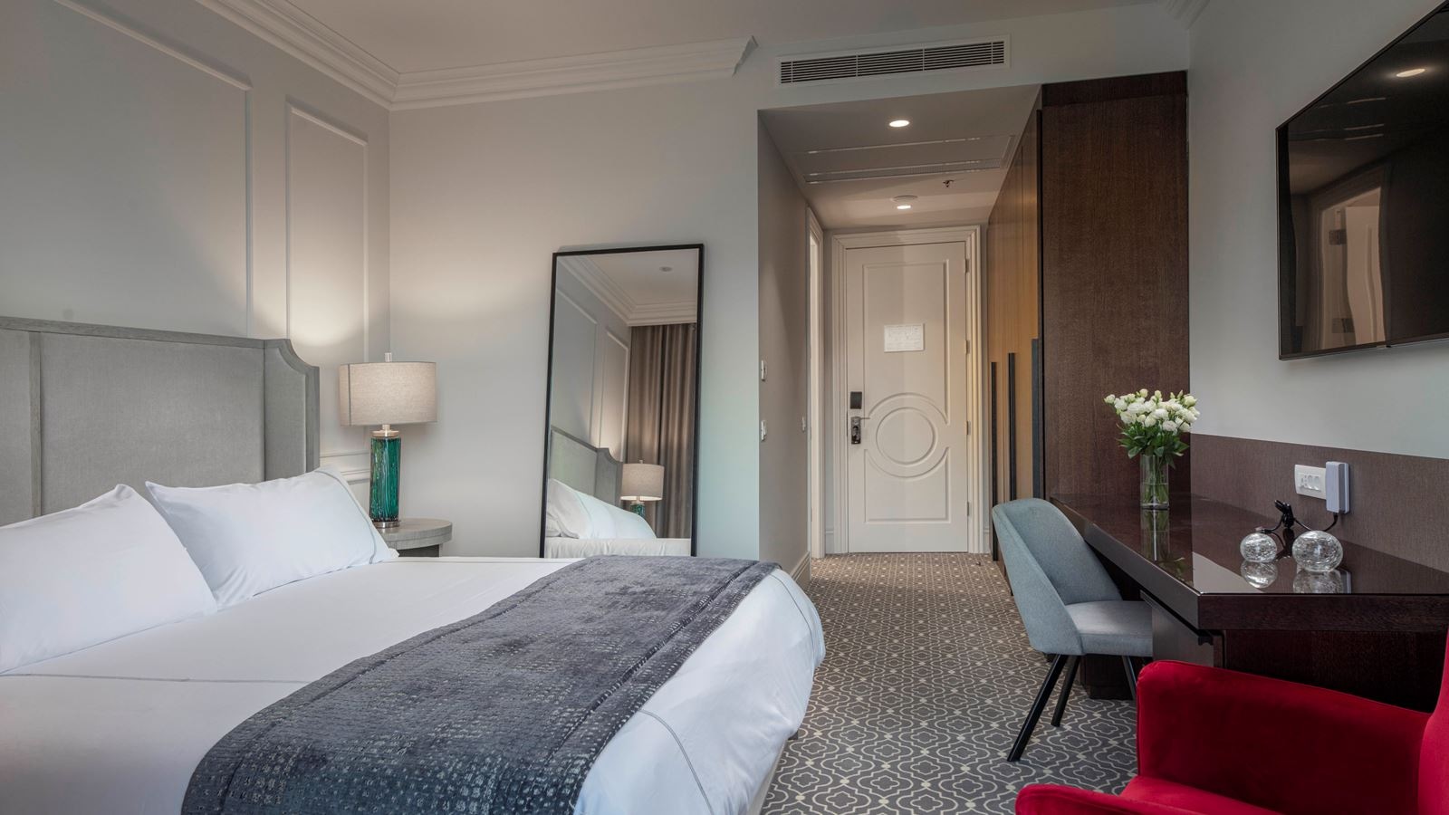 rooms-luxury-room-balcony