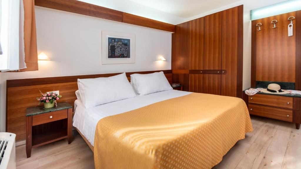 rooms-double-standard-room-park-view-balcony