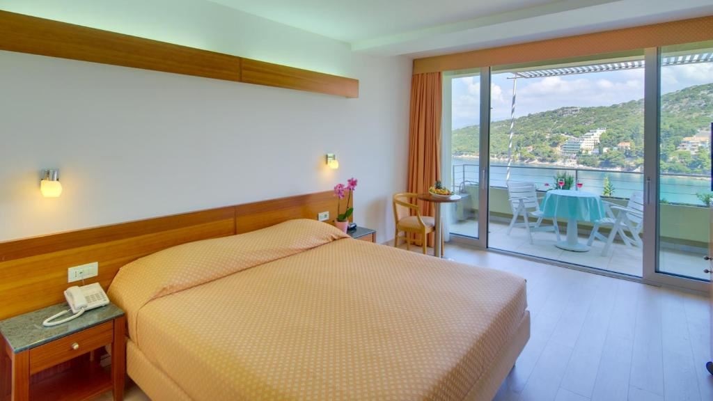 rooms-double-standard-room-seaview-balcony