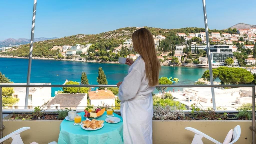 rooms-double-standard-room-seaview-balcony