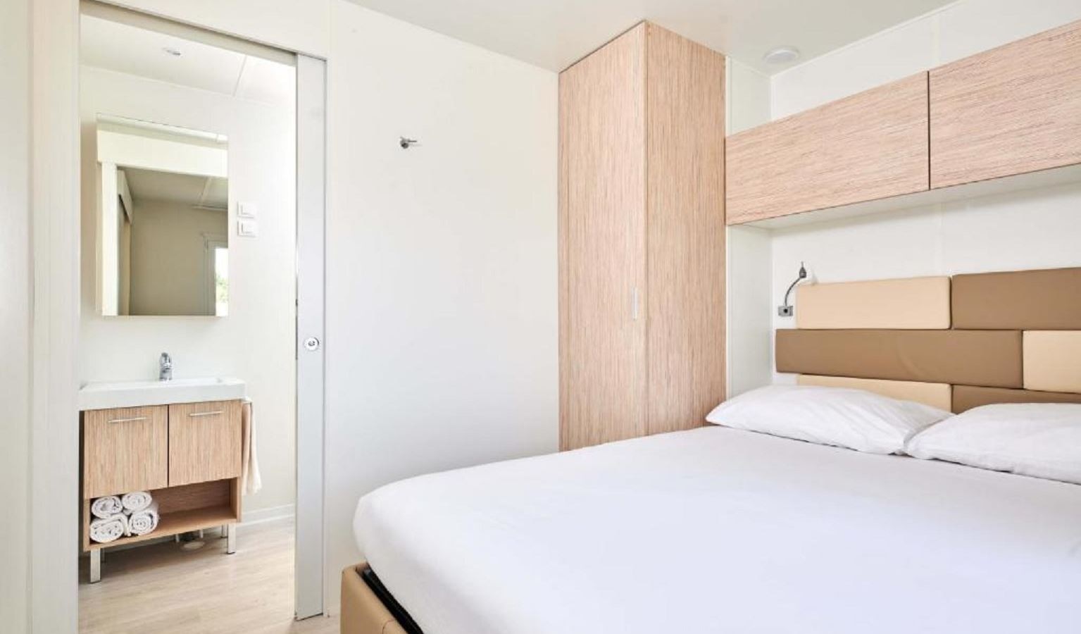 rooms-2-bedroom-superior-mobilehome-2-bathrooms