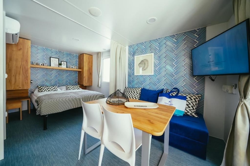 rooms-2-bedroom-mobilehome-terrace