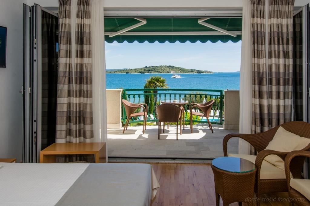 rooms-deluxe-room-seaview-balcony-or-terrace