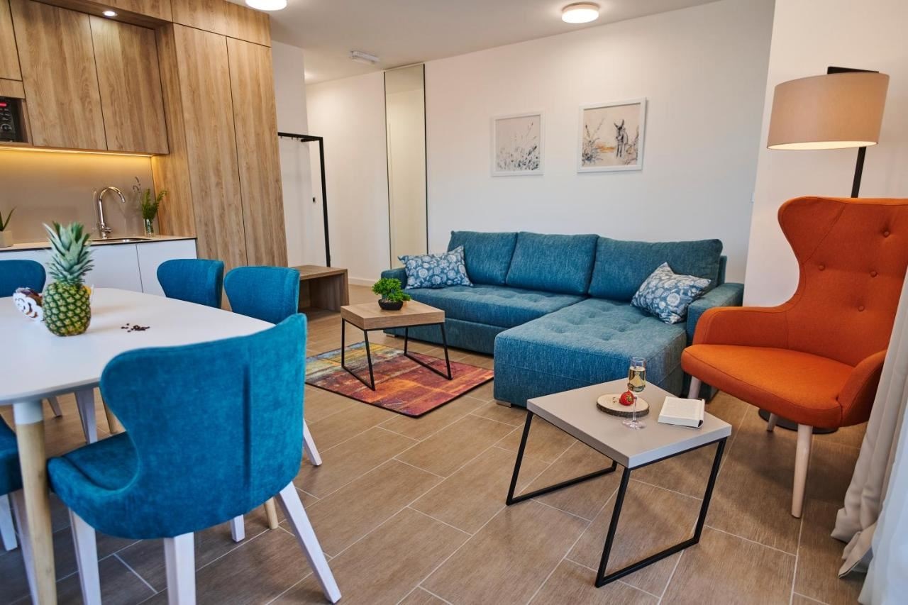 rooms-2-bedroom-apartment-balcony