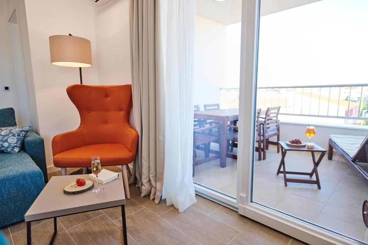 rooms-2-bedroom-apartment-balcony