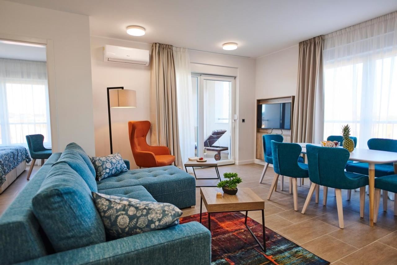 rooms-2-bedroom-apartment-seaview-balcony