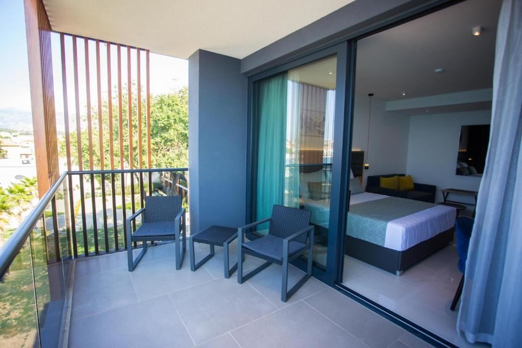 rooms-superior-upper-floor-room-seaview-balcony