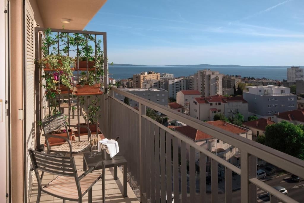 rooms-standard-room-cityview-balcony