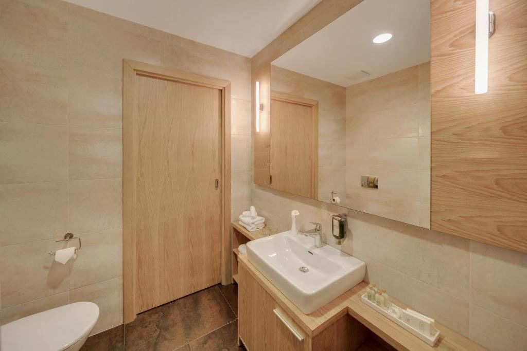 rooms-superior-room-seaview-balcony