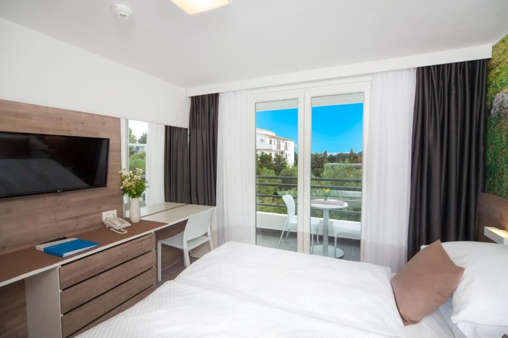 rooms-annex-familyroom-balcony