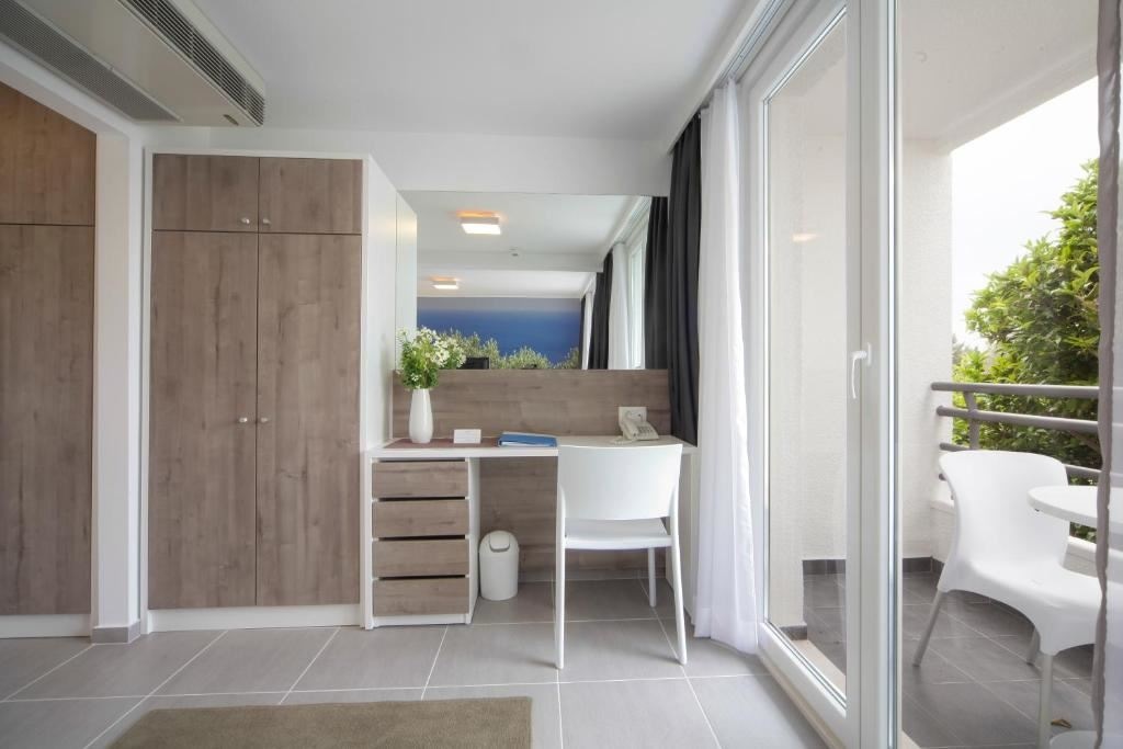 rooms-annex-familyroom-balcony