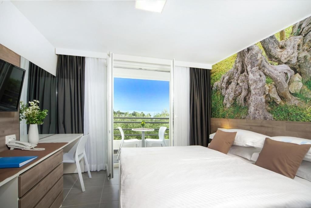 rooms-annex-familyroom-balcony