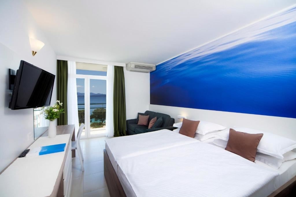 rooms-superior-room-seaside-balcony