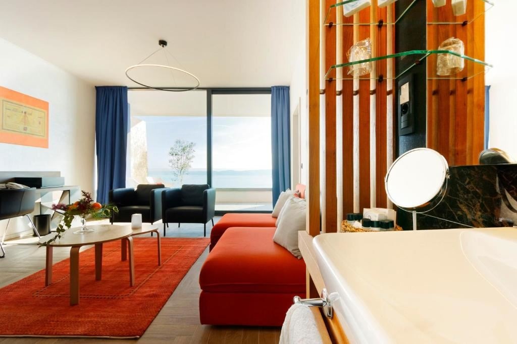 rooms-deluxe-suite-seaview-balcony