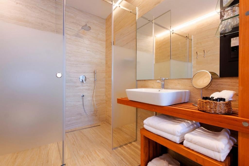 rooms-wellness-room-seaview-balcony