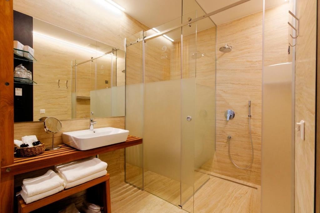 rooms-deluxe-suite-seaview-balcony