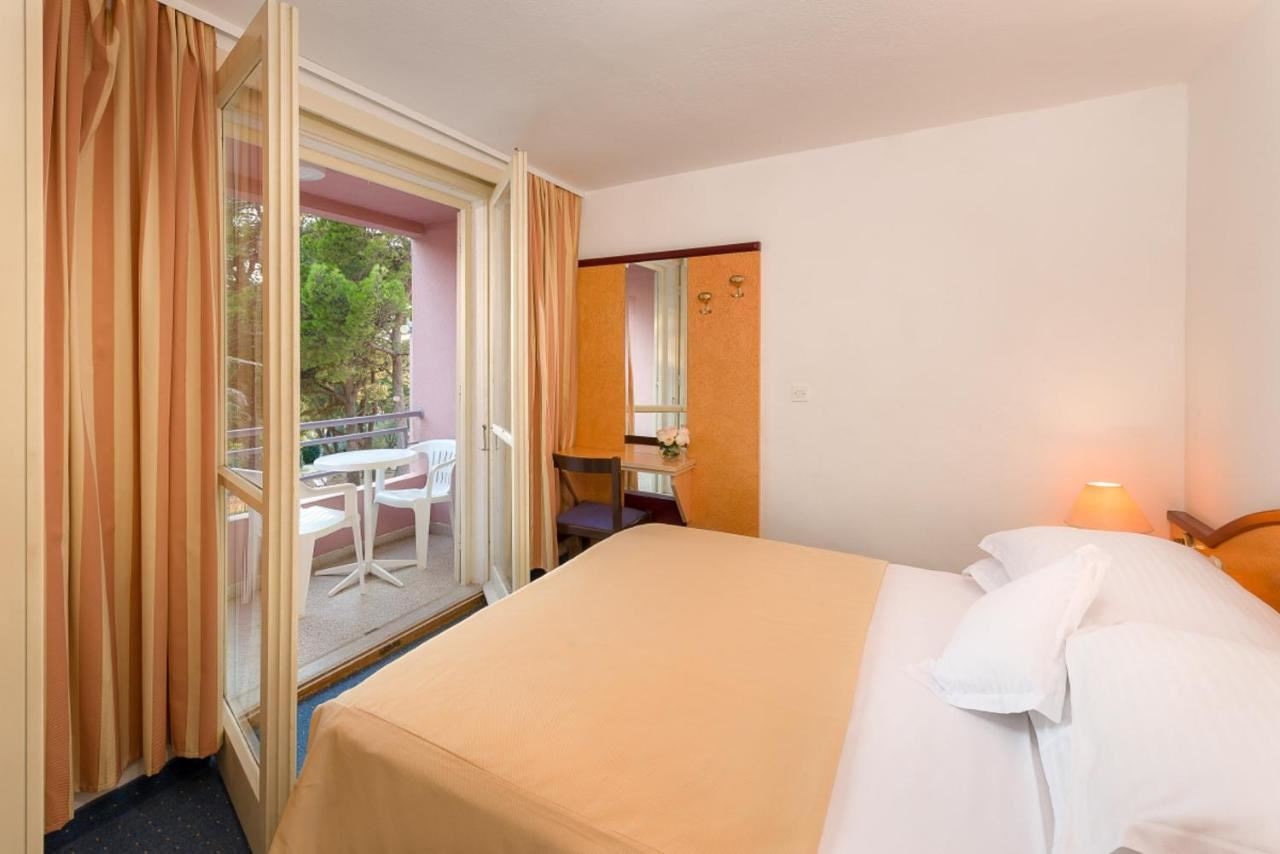 rooms-single-classic-room-park-view-balcony