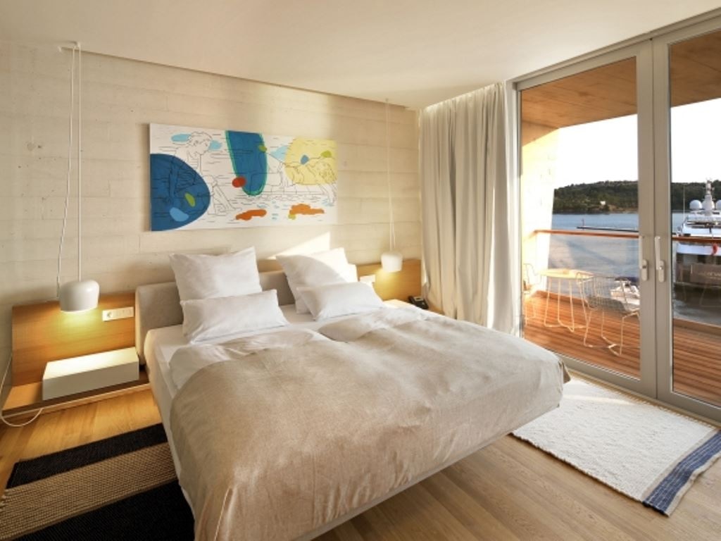 rooms-superior-room-marina-view-balcony