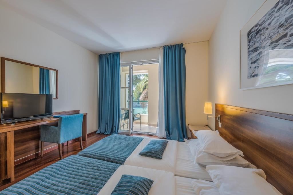 rooms-standard-room-seaside-balcony