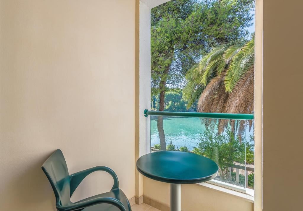 rooms-standard-room-seaside-balcony