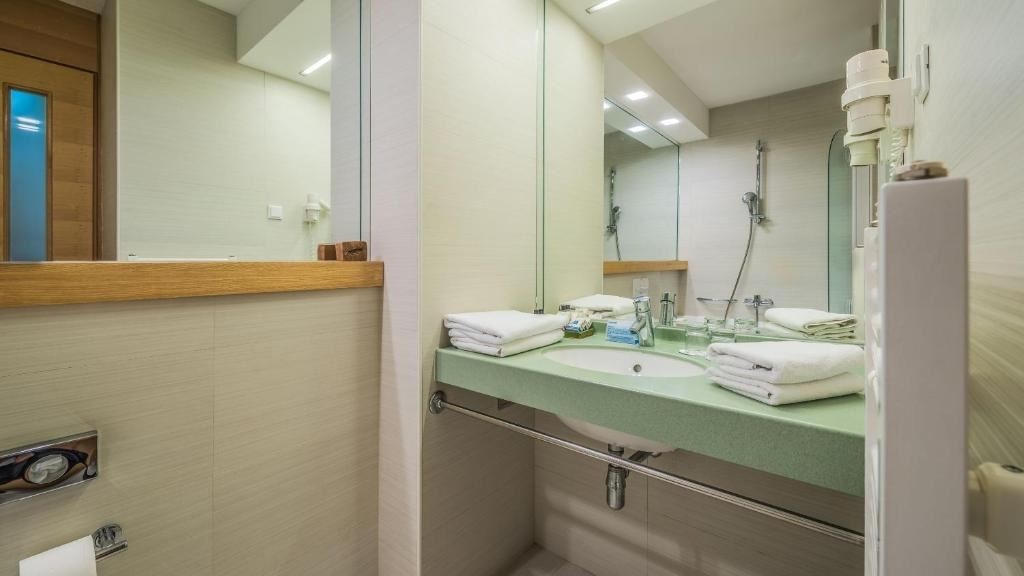 rooms-double-superior-room-seaside-balcony