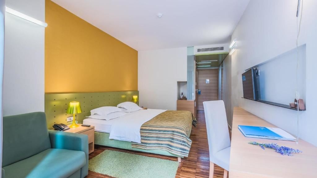 rooms-twin-superior-room-balcony