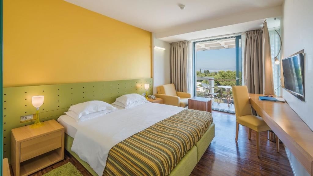 rooms-twin-superior-room-seaside-balcony