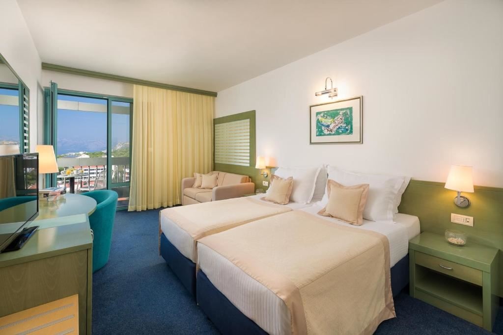 rooms-superior-room-seaside-balcony