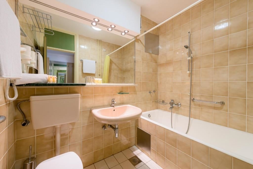 rooms-superior-room-seaside-balcony